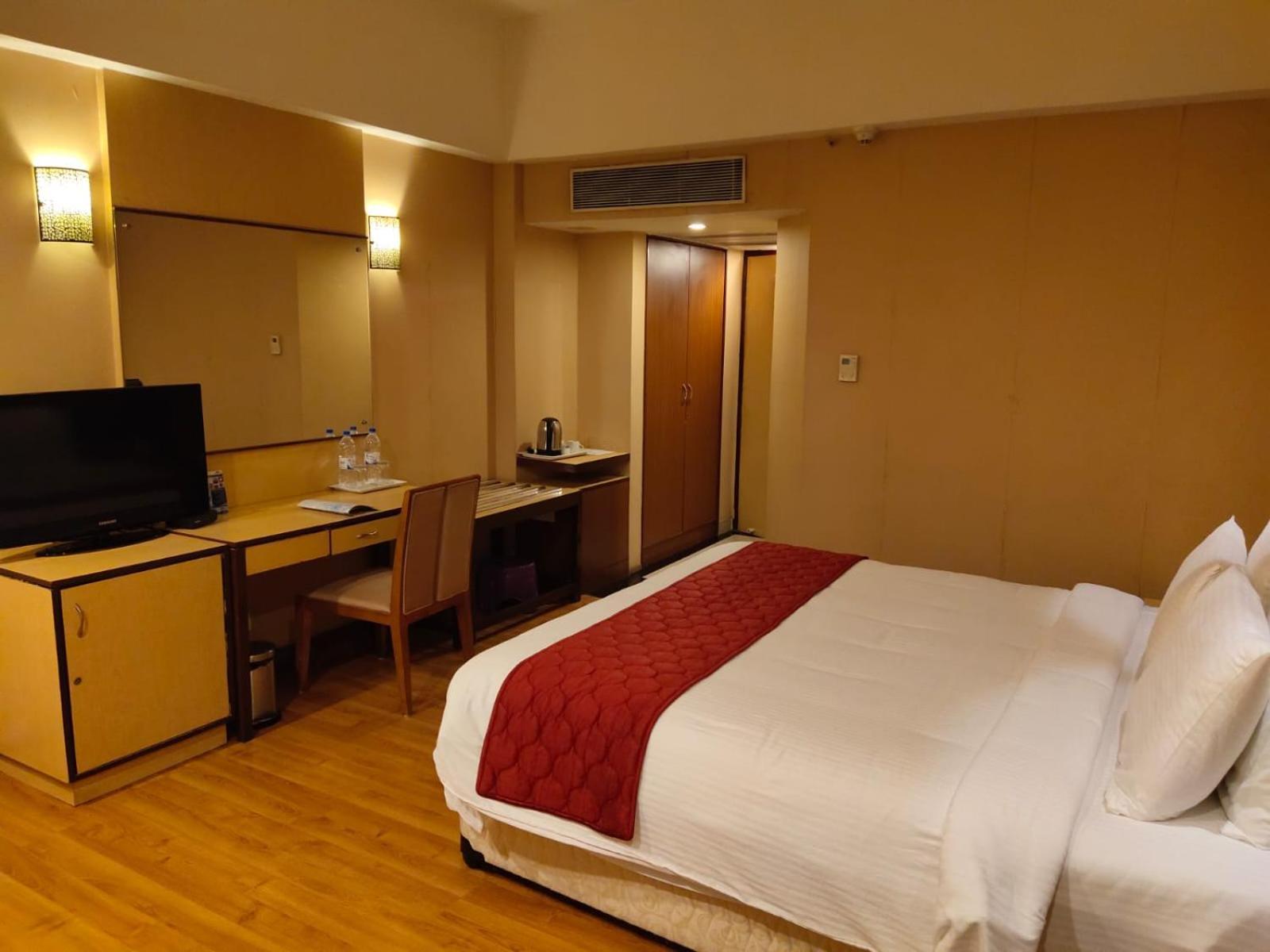 Hotel The Plaza Хидерабад Екстериор снимка
