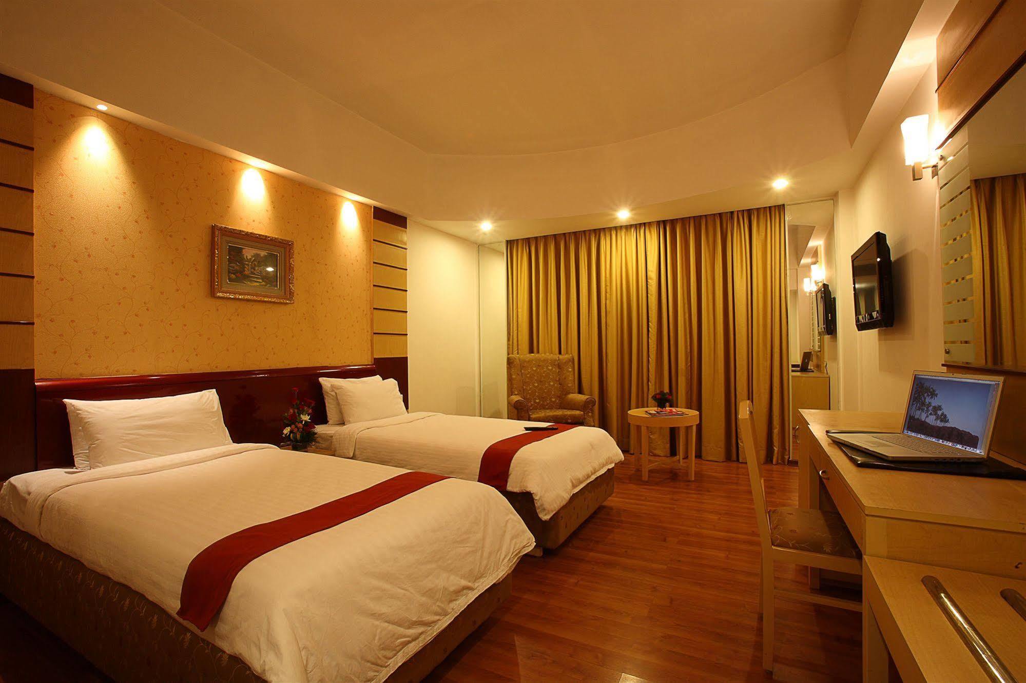 Hotel The Plaza Хидерабад Екстериор снимка